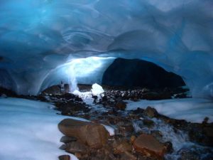 Ice_cave_in_Svalbard