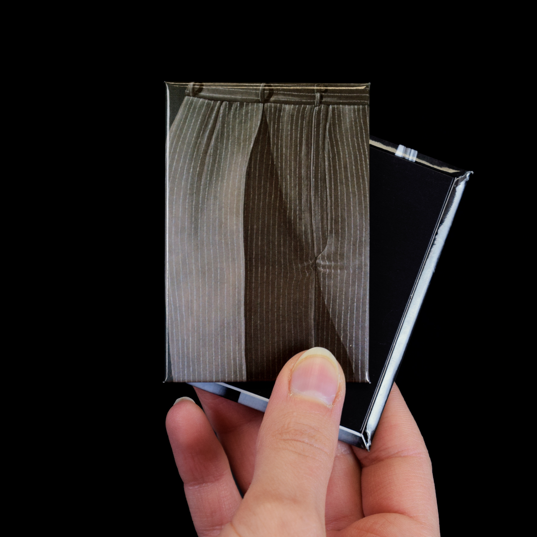 Magnete personalizzato con l'oera "Striped Trousers" di Gnoli