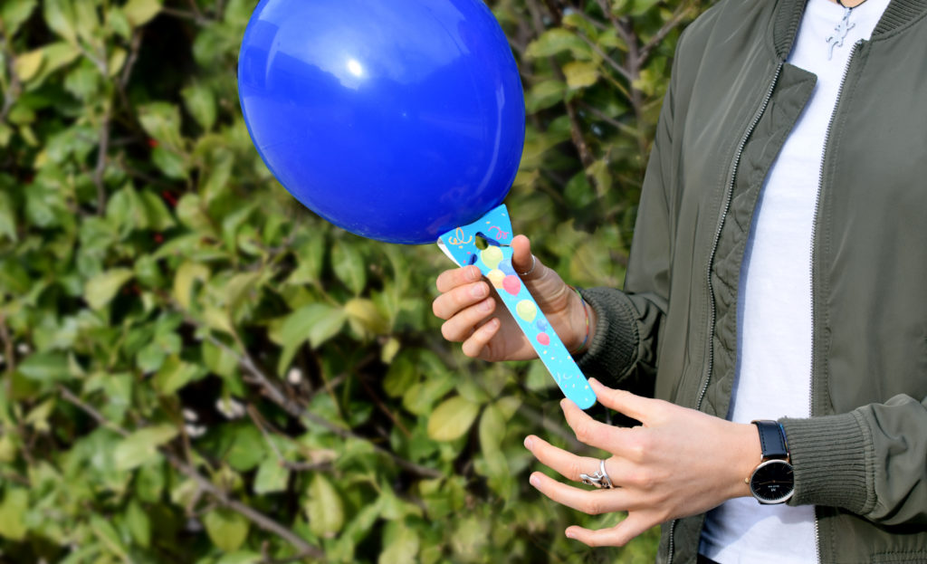 palloncino blu con mani