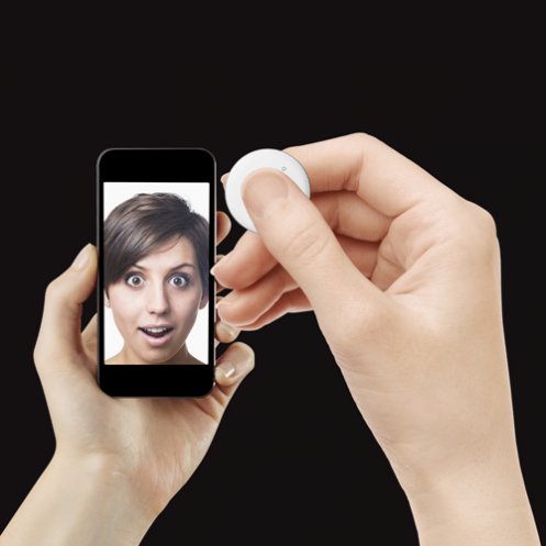 persona che scatta un selfie con un telecomando