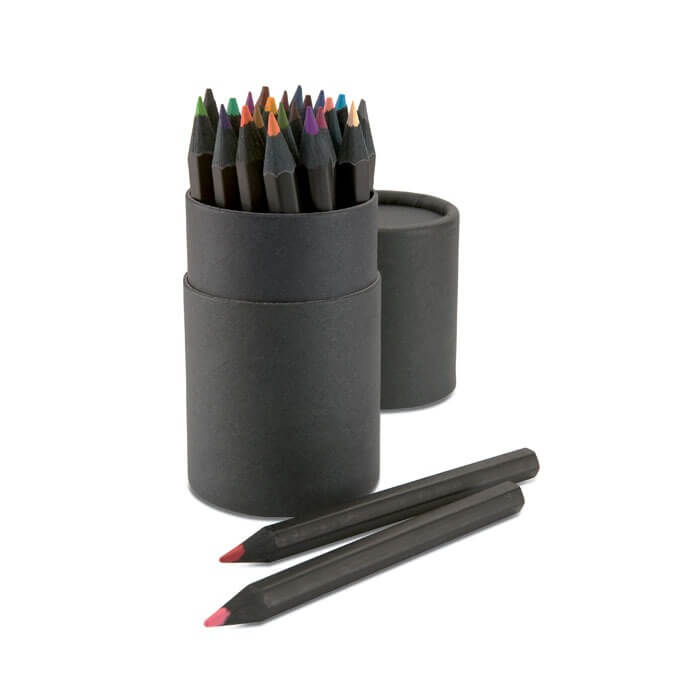 Set di matite nere in un contenitore di cartone nero