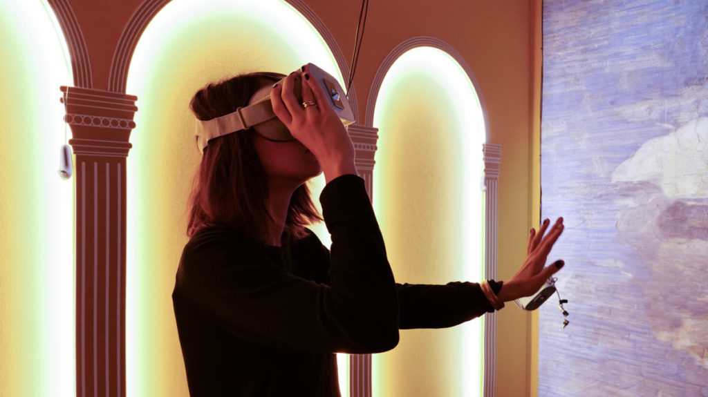 Ragazza con visore per realtà virtuale al museo