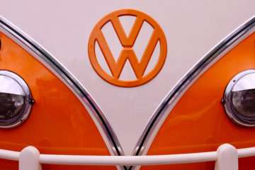 logo Wolksvagen arancione sul muso di una macchina