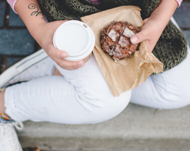 ragazza con packaging take away