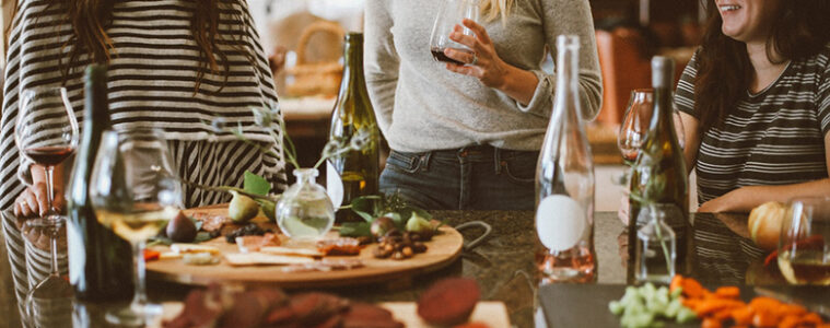 ragazze che mangiano insieme e fanno social eating