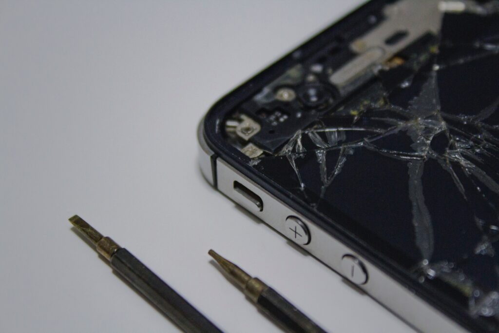 schermata di iphone rotta come foto simbolo per il diritto alla riparazione