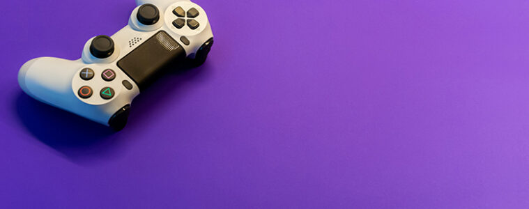 joystick su sfondo viola