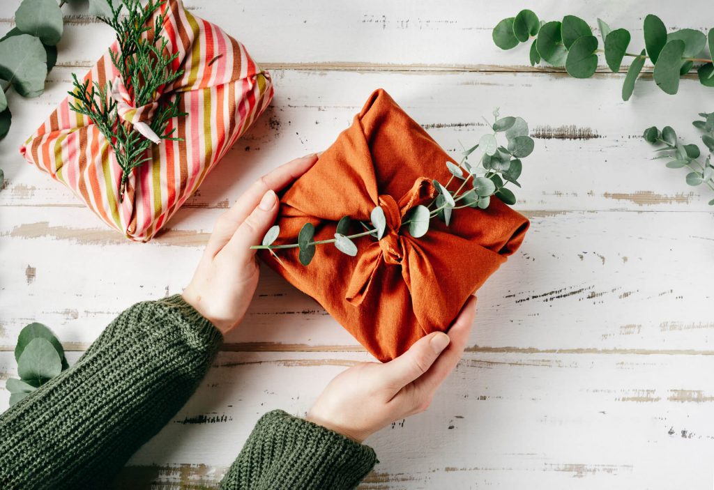 Packaging eco-friendly per incartare regali di Natale in modo sostenibile