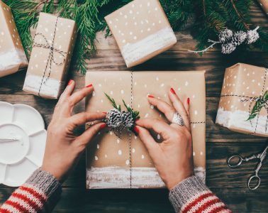 Packaging eco-friendly per regali di Natale sostenibili