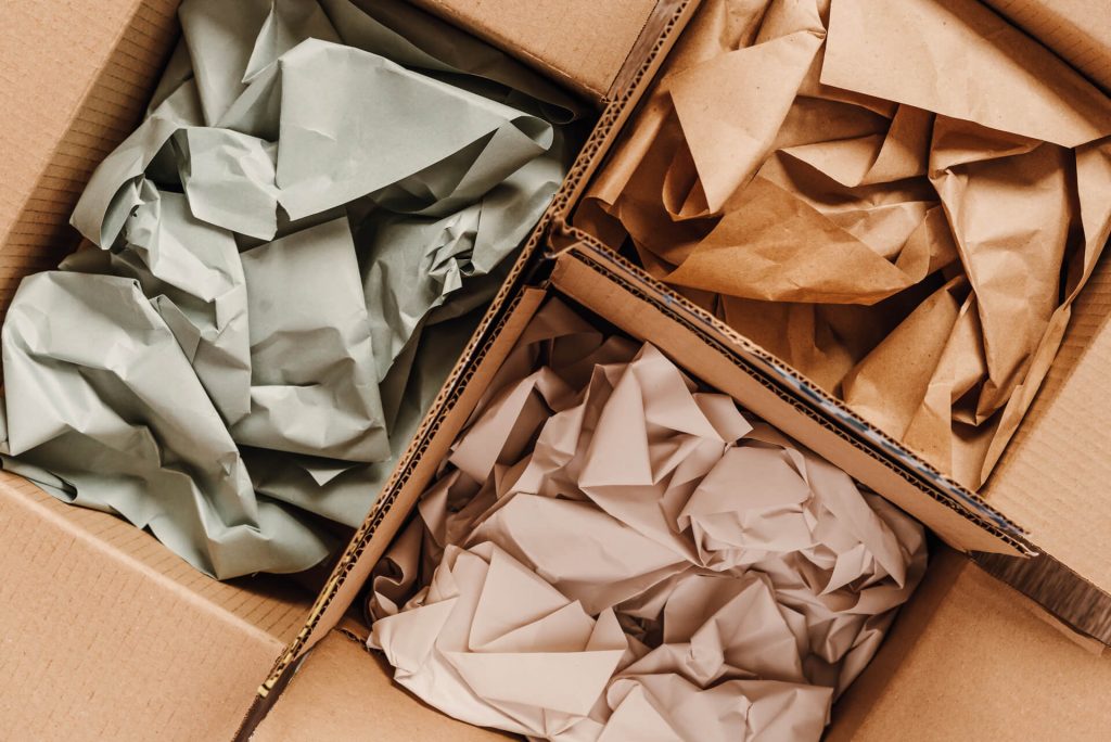 Materiale per incartare i tuoi regali di Natale usando packaging eco-friendly
