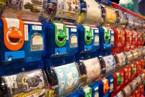 Gashapon o gachapon capsule di plastica colorate con sorpresa - gadget creativi blog Sadesign