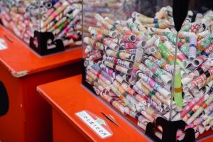 Gashapon o gachapon capsule di plastica colorate con sorpresa - gadget creativi blog Sadesign