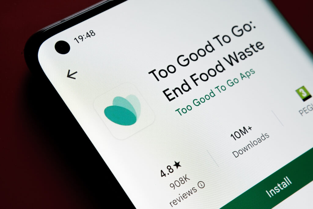TOO GOOD TO GO app vista nel Google Play Store sullo schermo di un cellulare. Food waste. Spreco alimentare 