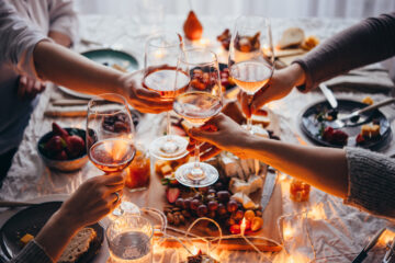 Brindisi con bicchieri di vino ad una cena tra amici