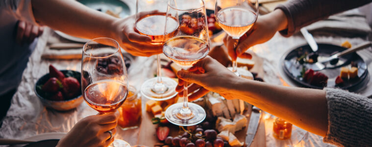 Brindisi con bicchieri di vino ad una cena tra amici