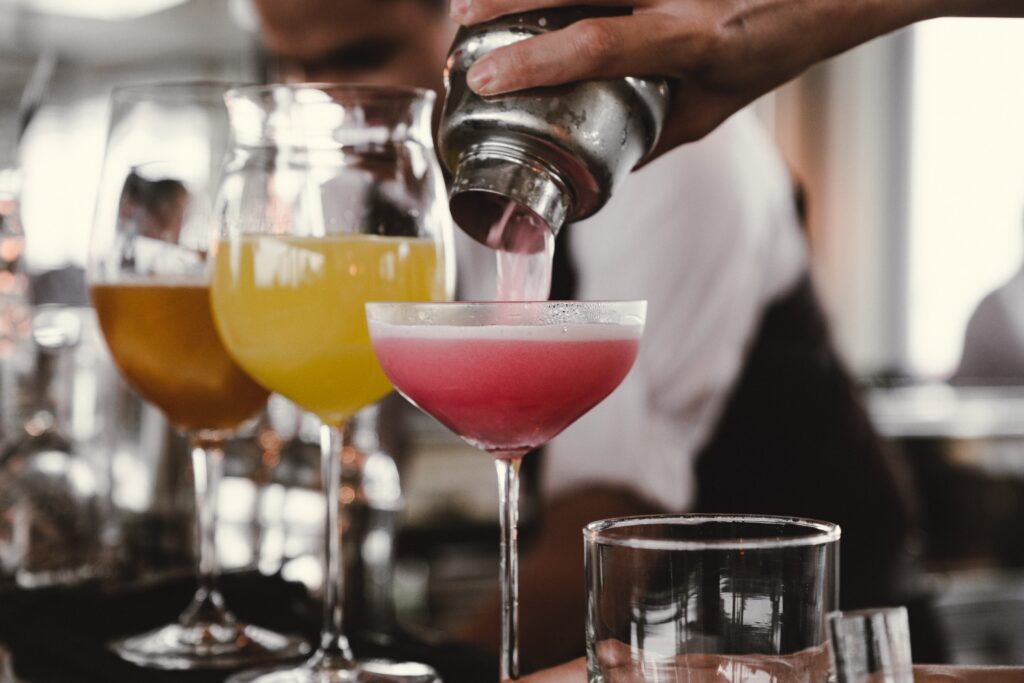 Serie di cocktail colorati con shaker. Cocktail monodose. 