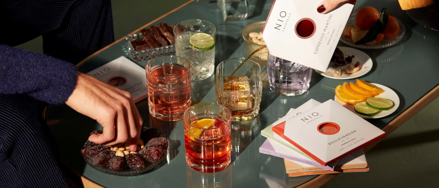 Bicchieri di cocktail diversi. Cocktail in busta, tascabili. Cocktail colorati.