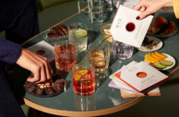 Bicchieri di cocktail diversi. Cocktail in busta, tascabili. Cocktail colorati.