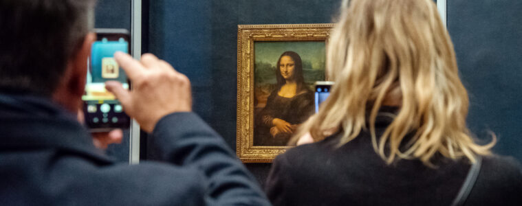 Dipinto Gioconda di Leonardo Da Vinci, esposto a Louvre. Con gente che scatta foto.