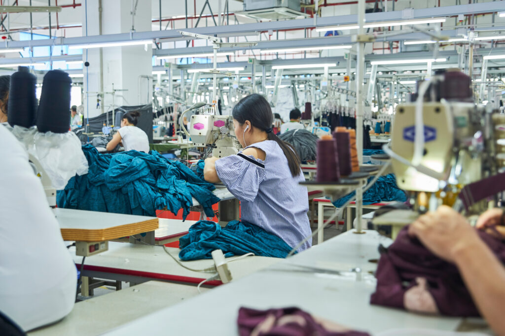 Dipendente che lavora in una fabbrica tessile. Produzione abbigliamento. 
